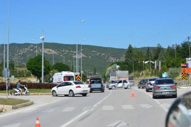 Boyabat Otogar Kavşağında Trafik Kazası 1 Yaralı3