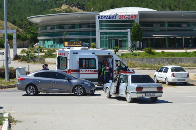 Boyabat Otogar Kavşağında Trafik Kazası 1 Yaralı