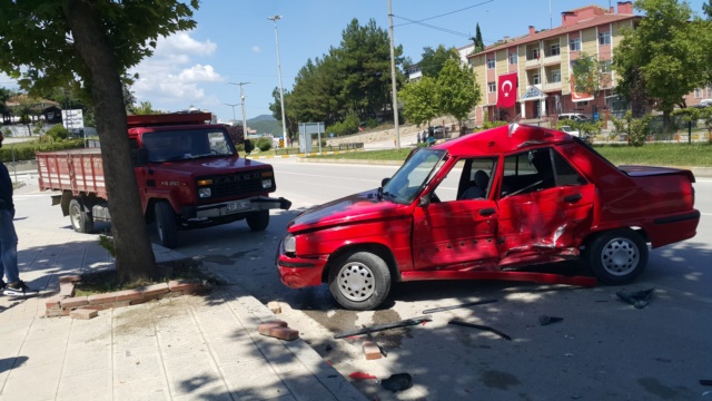 Boyabat'ta 3 Aracın Karıştığı Trafik Kazasında 1 Yaralı5