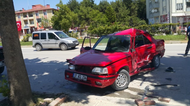 Boyabat'ta 3 Aracın Karıştığı Trafik Kazasında 1 Yaralı3
