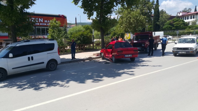 Boyabat'ta 3 Aracın Karıştığı Trafik Kazasında 1 Yaralı52