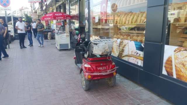 Boyabat'ta 3 Tekerlekli Elektrikli Moped Otomobil Çarptı 1 Yaralı 