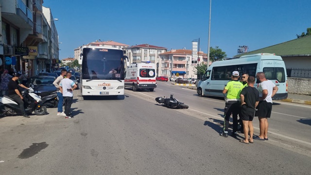 Sinop  merkezde meydana gelen trafik kazasında bir araç motosiklete çarptıktan sonra olay yerinden kaçtı.3
