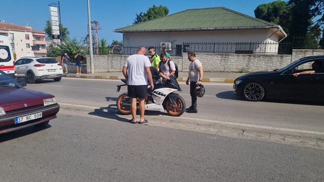 Sinop  merkezde meydana gelen trafik kazasında bir araç motosiklete çarptıktan sonra olay yerinden kaçtı.4