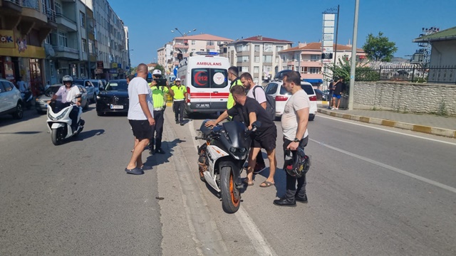 Sinop'ta motosiklete çarpan araç sürücüsü olay yerinden kaçtı