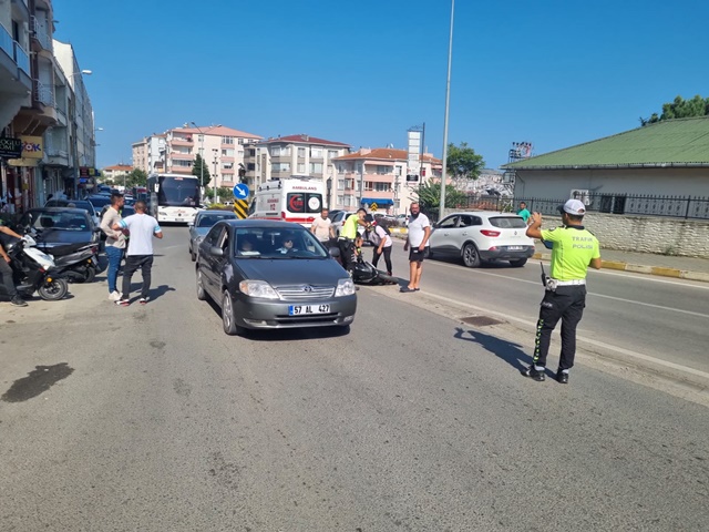 Sinop  merkezde meydana gelen trafik kazasında bir araç motosiklete çarptıktan sonra olay yerinden kaçtı.1