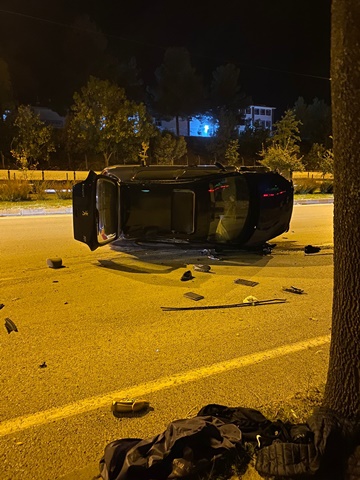 Boyabat'ta Ağaca Çarpan Otomobil Ağacı Kökünden Söktü1
