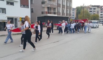 Boyabat’ta Üniversite Öğrencileri Marşlar Söyleyerek 29 Ekim Cumhuriyet Bayramını Kutladılar