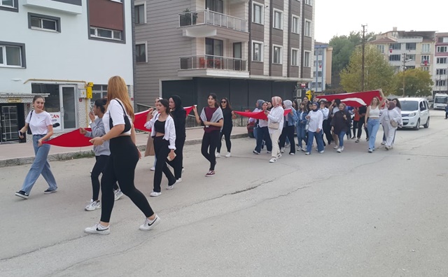 Boyabat’ta Üniversite Öğrencileri Marşlar Söyleyerek 29 Ekim Cumhuriyet Bayramını Kutladılar