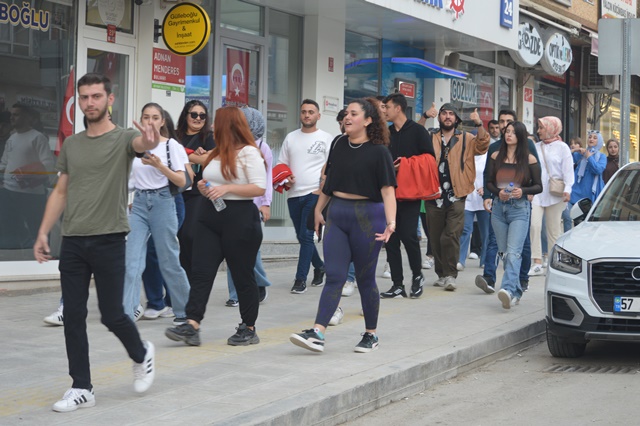 Boyabat'ta Üniversite Öğrencileri Marşlar Söyleyerek 29 Ekimi Cumhuriyet Bayramını Kutladılar41