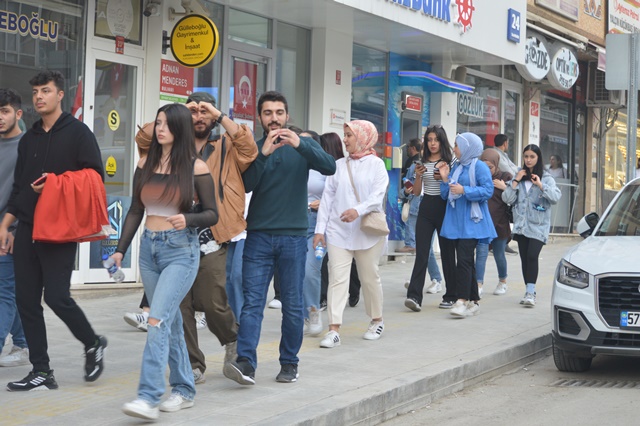 Boyabat'ta Üniversite Öğrencileri Marşlar Söyleyerek 29 Ekimi Cumhuriyet Bayramını Kutladılar4141