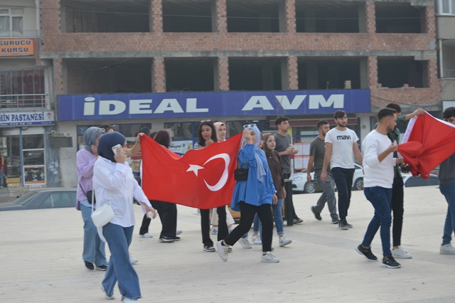 Boyabat'ta Üniversite Öğrencileri Marşlar Söyleyerek 29 Ekimi Cumhuriyet Bayramını Kutladılar363636