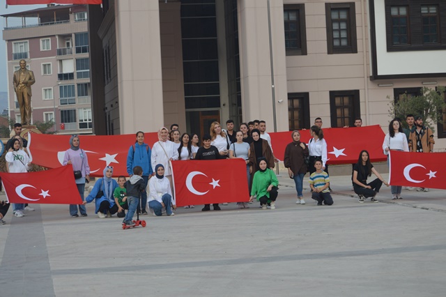 Boyabat'ta Üniversite Öğrencileri Marşlar Söyleyerek 29 Ekimi Cumhuriyet Bayramını Kutladılar858