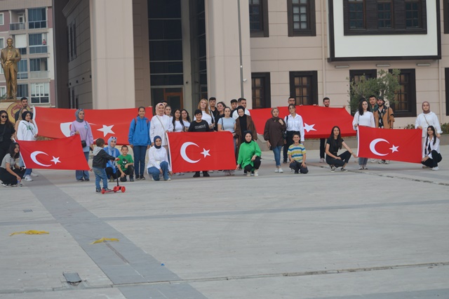 Boyabat'ta Üniversite Öğrencileri Marşlar Söyleyerek 29 Ekimi Cumhuriyet Bayramını Kutladılar8587