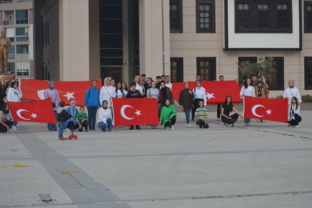 Boyabat'ta Üniversite Öğrencileri Marşlar Söyleyerek 29 Ekimi Cumhuriyet Bayramını Kutladılar7877