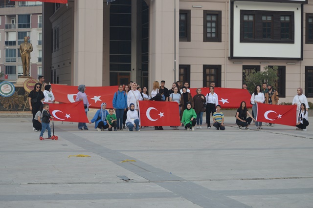 Boyabat'ta Üniversite Öğrencileri Marşlar Söyleyerek 29 Ekimi Cumhuriyet Bayramını Kutladılar455