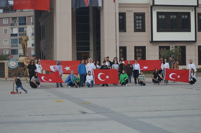 Boyabat'ta Üniversite Öğrencileri Marşlar Söyleyerek 29 Ekimi Cumhuriyet Bayramını Kutladılar8787887