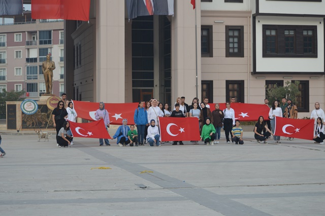 Boyabat'ta Üniversite Öğrencileri Marşlar Söyleyerek 29 Ekimi Cumhuriyet Bayramını Kutladılar4774