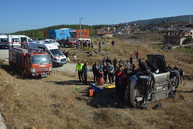 Boyabat'tan Saraydüzü istikametine giden otomobil kaza yaptı 4 kişi yaralandı.5885