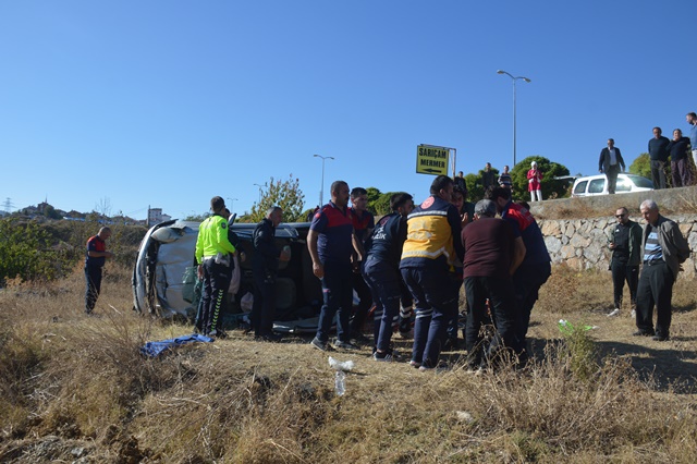 Boyabat'tan Saraydüzü istikametine giden otomobil kaza yaptı 4 kişi yaralandı.25