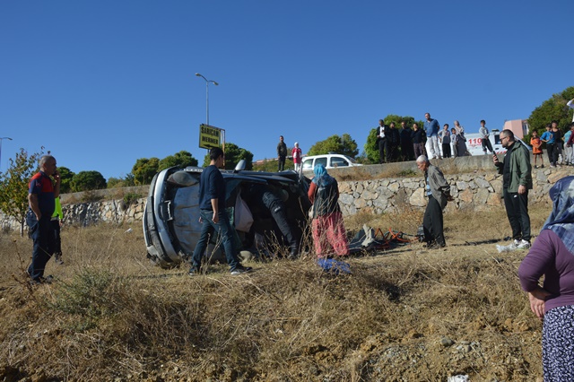 Boyabat'tan Saraydüzü istikametine giden otomobil kaza yaptı 4 kişi yaralandı.1111