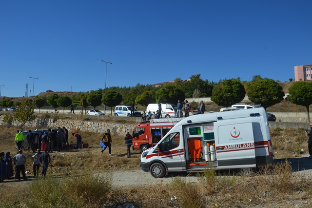 Boyabat'tan Saraydüzü istikametine giden otomobil kaza yaptı 4 kişi yaralandı.11