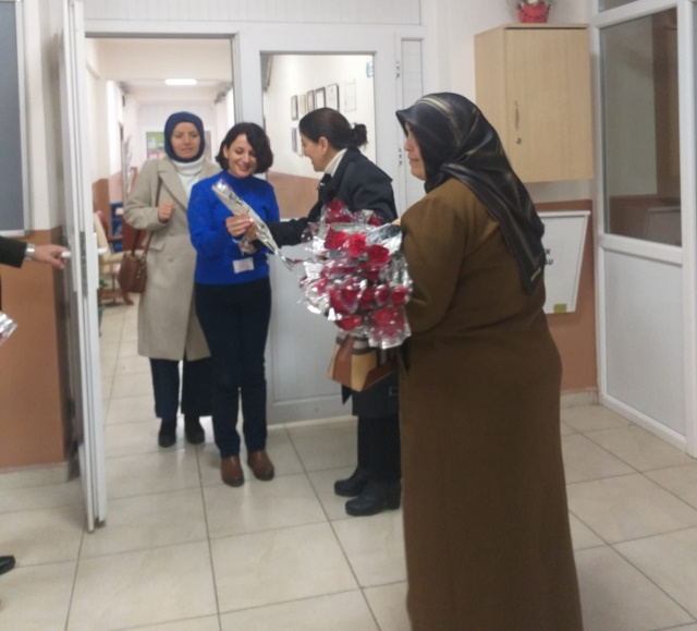Ak Parti Boyabat Belediye Başkan Aday Adayı Zehra Akdemir Öğretmenlere Karanfil Dağıttı1111