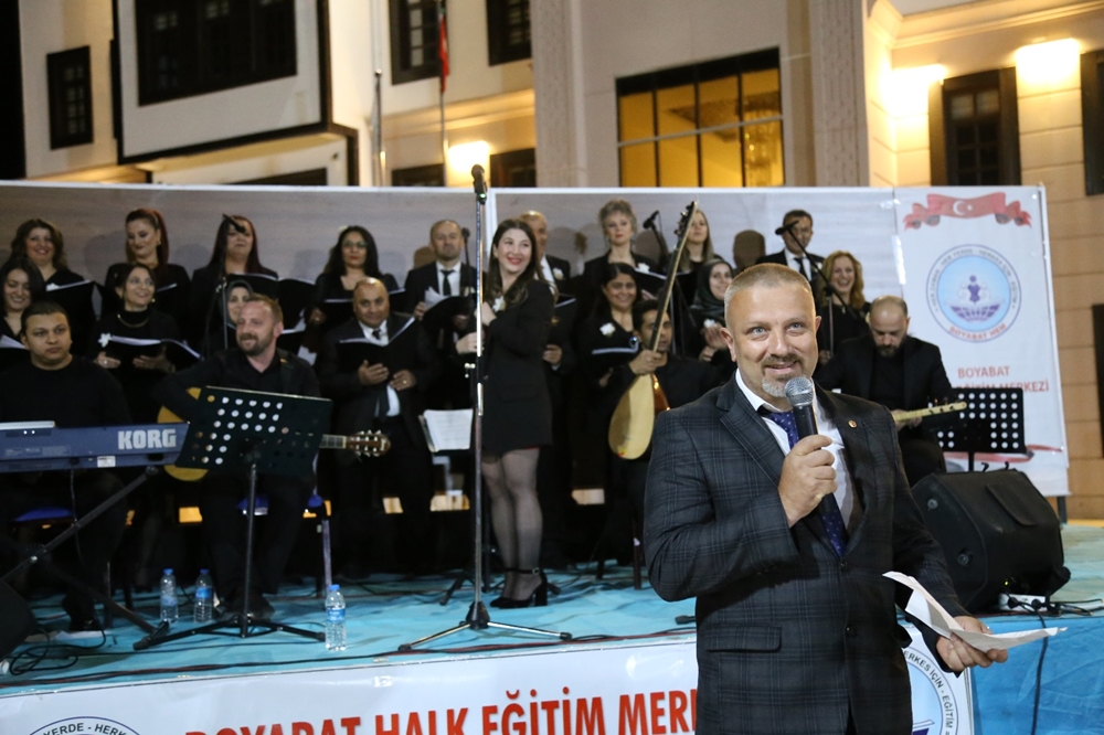 Türk Halk Müziği korosu eşsiz müzik ziyafetin 19 Mayıs etkinlikleri için söylediler.
