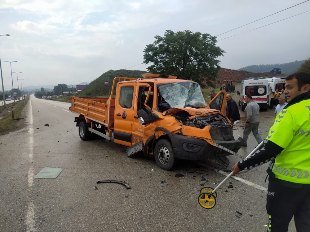 Boyabat Karacarön'de Trafik Kazası 3 Yaralı karayolları