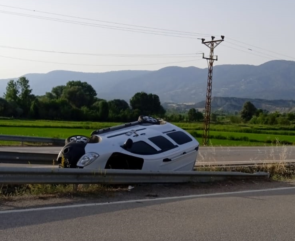 Boyabat Osman Köyü Kavşağında Trafik Kazası 2 Yaralı