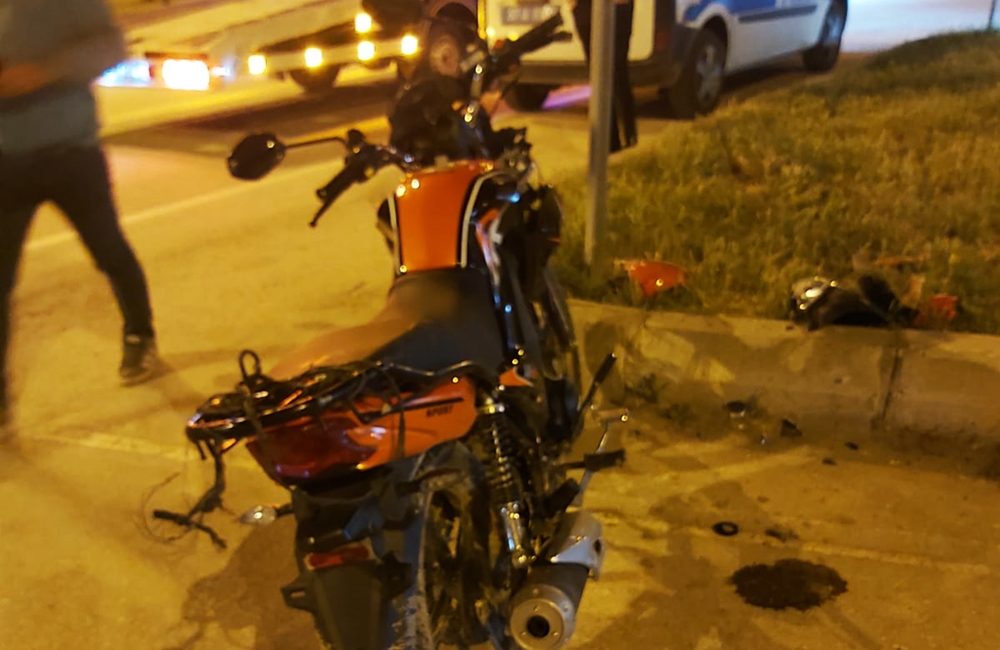Boyabat'ta motosikletin kaldırıma çarpması