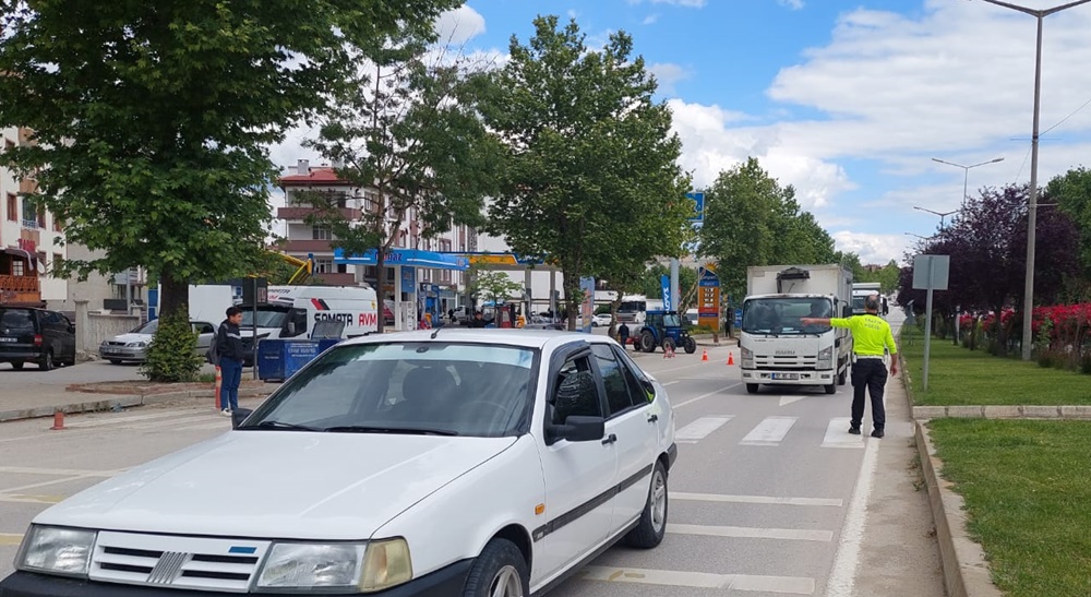 Boyabat İlçe Emniyet Müdürlüğü Trafik Ekipleri 237 Araç ve Sürücü Denetledi.