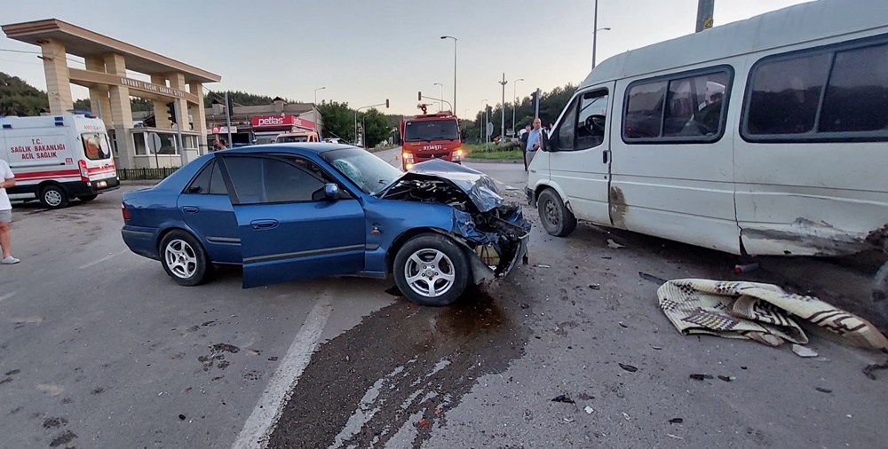 Boyabat Sanayi Kavşağında Trafik Kazası 2 Yaralı1