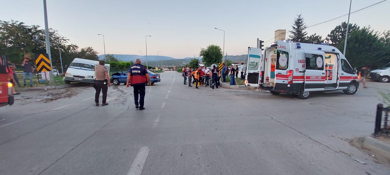Boyabat Sanayi Kavşağında Trafik Kazası 2 Yaralı77