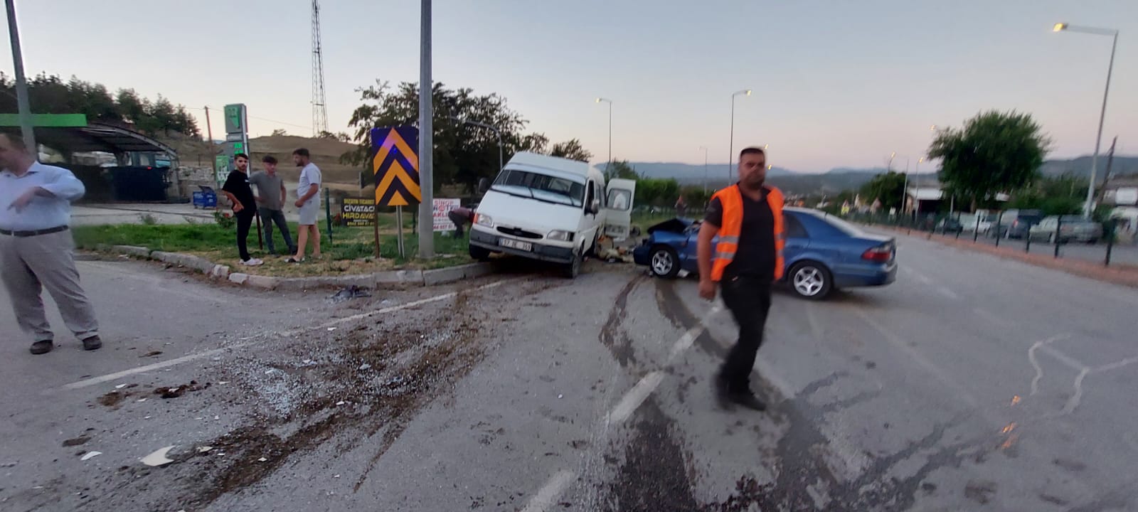 Boyabat Sanayi Kavşağında Trafik Kazası 2 Yaralı888