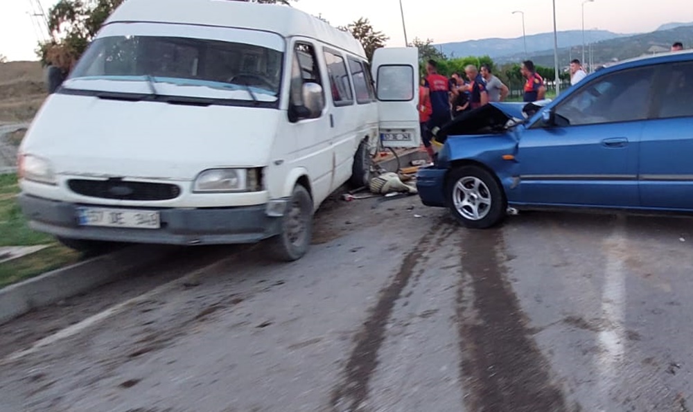 Boyabat Sanayi Kavşağında Trafik Kazası 2 Yaralı9888