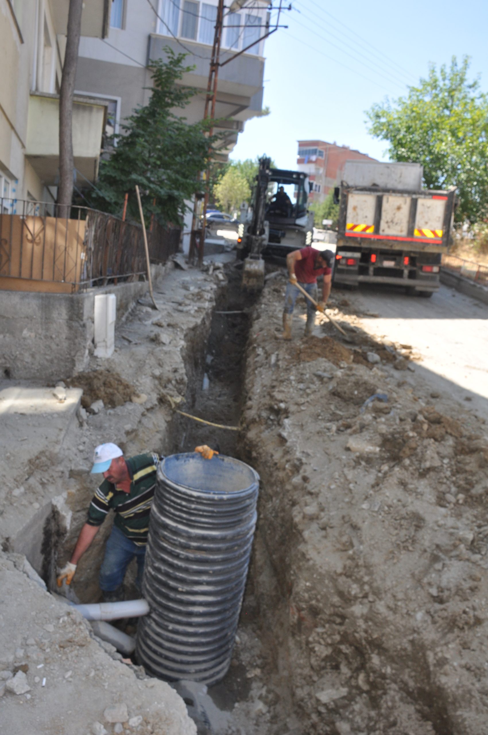 Boyabat Belediyesi Kanalizasyon borularını yeniliyor77