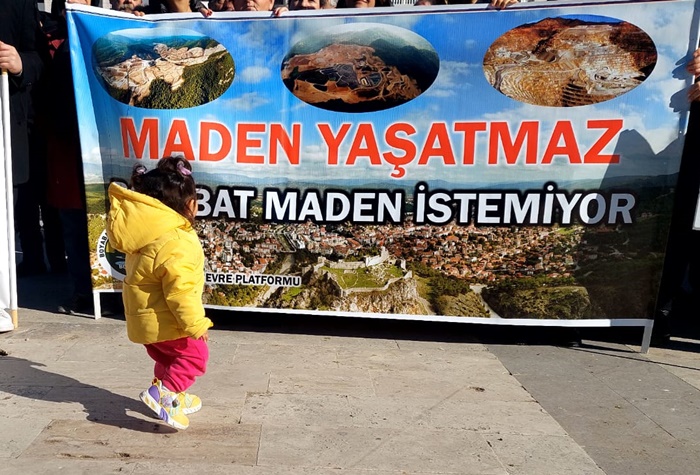 Boyabat Belediye Meydanı'nda düzenlenen kitlesel maden protestosuna beklenmedik bir misafir