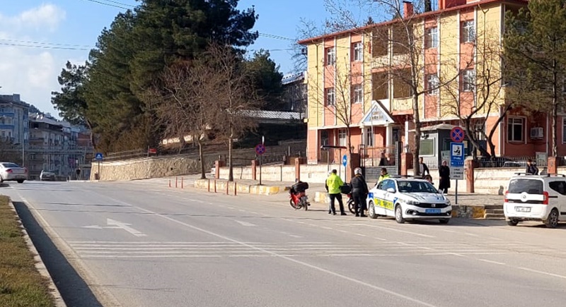 Boyabat İlçe Emniyet Müdürlüğü Trafik Şube ekipleri, ilçe genelinde trafik güvenliğini sağlamak amacıyla denetimlerini aralıksız sürdürüyor.