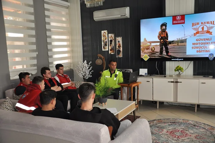 Motosiklet Sürücülerine Hayat Kurtaran Eğitim 7 boyabat guvenli motosiklet surucu egitimi trafik polisi