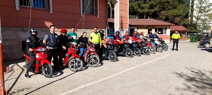Motosiklet Sürücülerine Hayat Kurtaran Eğitim 12 boyabat guvenli motosiklet surucu egitimi trafik polisi77