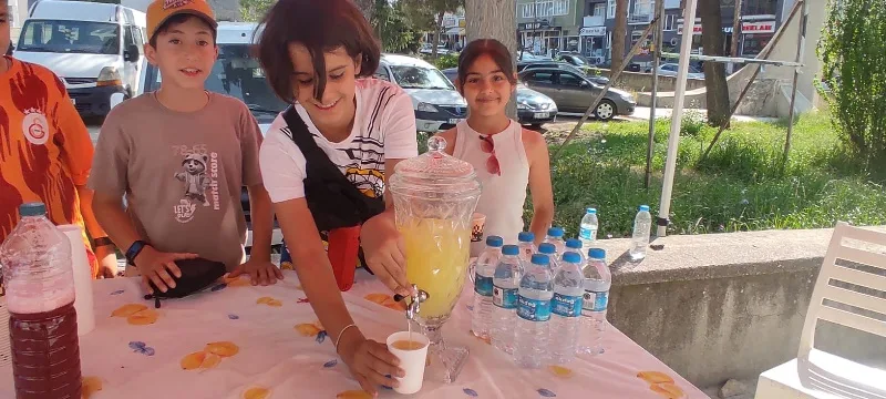 Minik Kalplerden LÖSEV'e Umut Dolu Limonata Satışı Boyabat'ta Yürekleri Isıttı