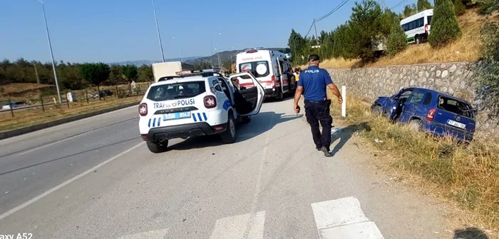  Kamyonun Çarptığı Otomobil Kanala Uçtu: Anne ve Oğlu Hastanelik Oldu8