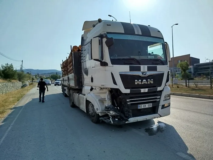 Kamyonun Çarptığı Otomobil Kanala Uçtu: Anne ve Oğlu Hastanelik Oldu