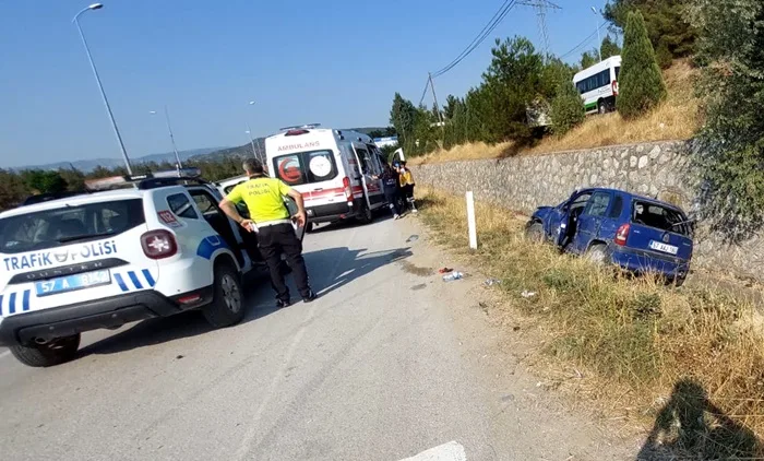  Kamyonun Çarptığı Otomobil Kanala Uçtu: Anne ve Oğlu Hastanelik Oldu6