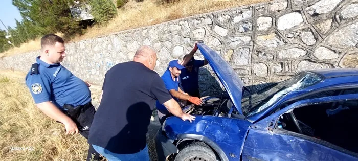  Kamyonun Çarptığı Otomobil Kanala Uçtu: Anne ve Oğlu Hastanelik Oldu7