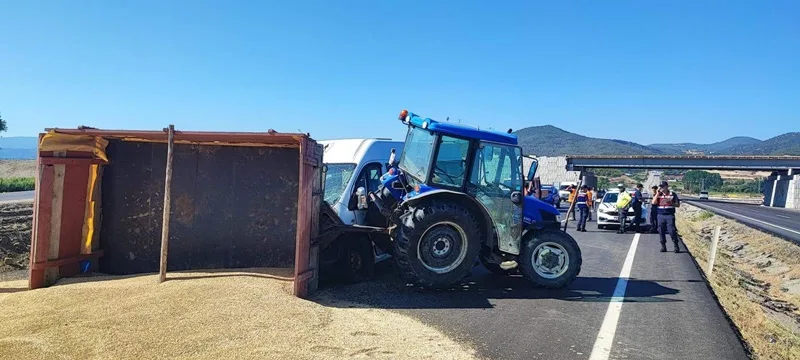 Boyabat'ta Traktör ve Minibüs Çarpıştı 6 Boyabatta Traktor Minibus Carpisti sinop Boyabat85678
