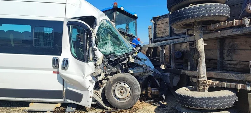 Boyabatta Traktor Minibus Carpisti sinop Boyabat8567812344