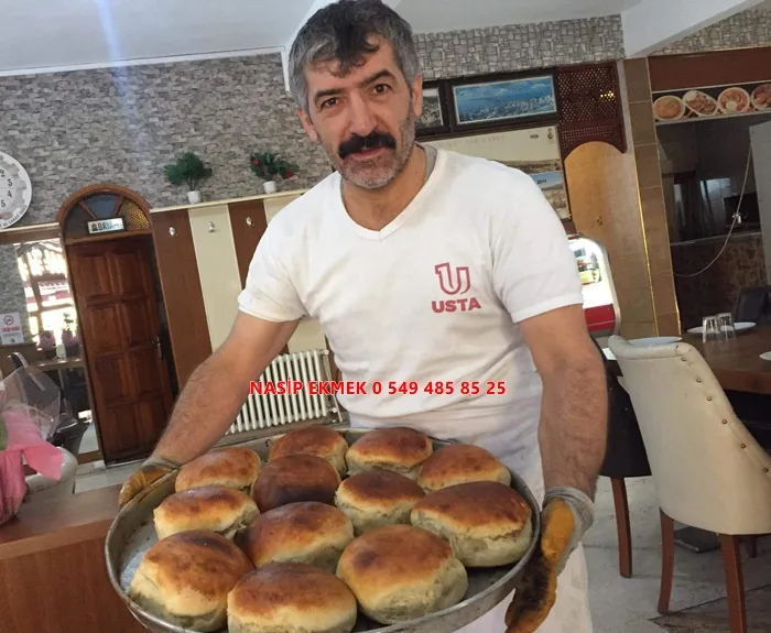 Nasip Ekmek Fırını'nın öne çıkan lezzetlerinden içli pide, bol malzemeli iç harcı ve odun ateşinin verdiği eşsiz aroma ile damaklarda unutulmaz bir tat bırakıyor.1