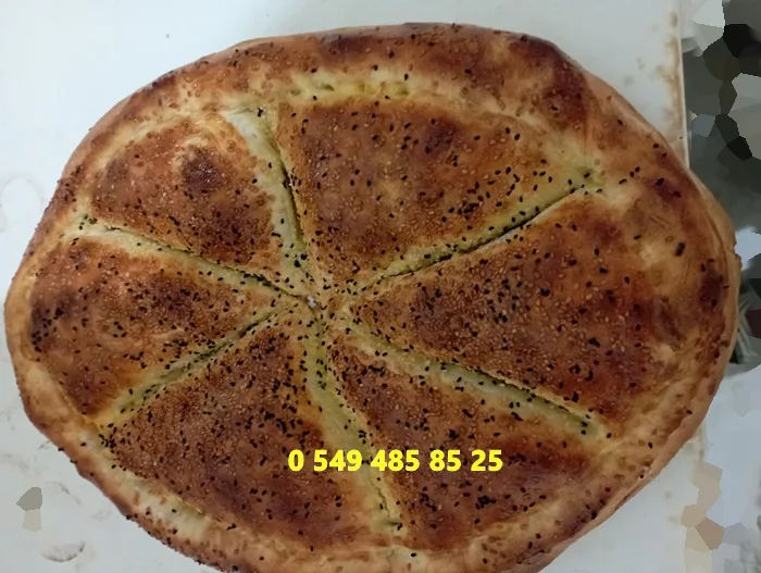 Nasip Ekmek Fırını'nın öne çıkan lezzetlerinden içli pide, bol malzemeli iç harcı ve odun ateşinin verdiği eşsiz aroma ile damaklarda unutulmaz bir tat bırakıyor.3